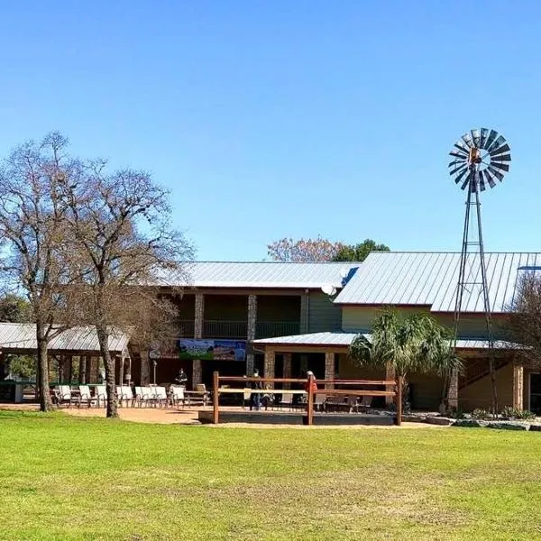 Flying L Ranch Resort, hotel Banderában