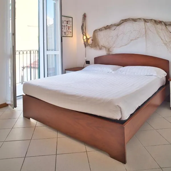 Medusa Apartment - Bilocale Centro, hotel in Finale Ligure