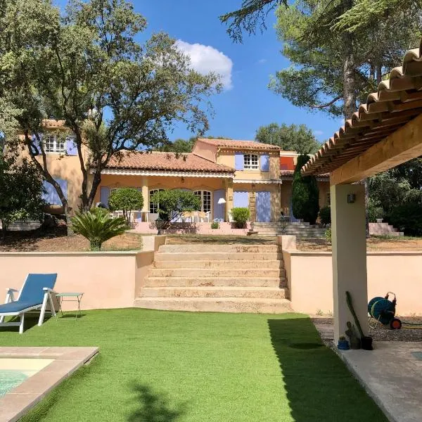 Chambres dans le Luberon - Bois Romay, hotel v destinácii La Bastide-des-Jourdans