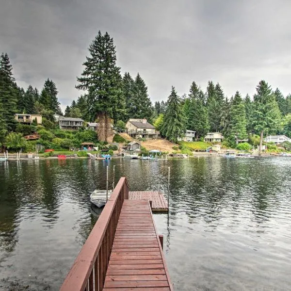 The Peacock House - Waterfront Home with Hot Tub!, hotel v destinaci Olympia