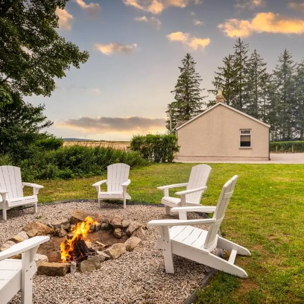 Stunning, Remodelled Cottage, Picturesque Location, hotel in Duncanston