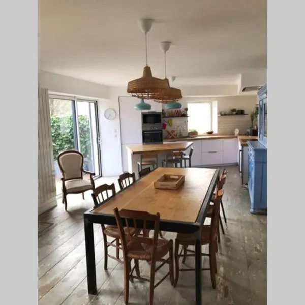 Maison proche centre ville, hotel v destinácii La Rochelle