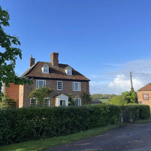Little Park Farm Queen Anne Farmhouse & Apartments, hotel in Stratfield Mortimer