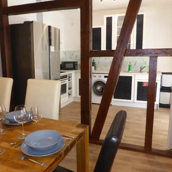 Apartment Ferienwohnung Martin Luther, 3 Schlafzimmer, free WiFi, Nähe Zentrum, klimatisiert, hell, offen, sehr schön,, хотел в Йена