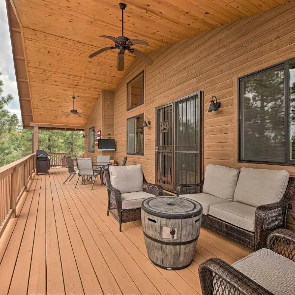 Deck & Views: Dog-Friendly Cabin in Show Low!, ξενοδοχείο σε Show Low