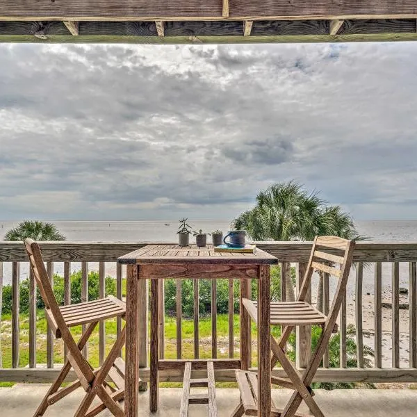 Charming Cedar Key Condo Direct Beach Access, hotel in Cedar Key