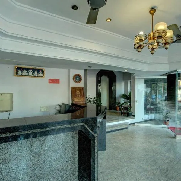 Padmam Hotel, hotel di Cholavandān