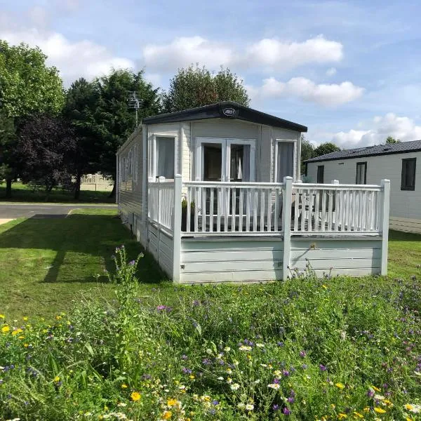 Squirrel Lodge with Hot Tub, hotel di Pocklington
