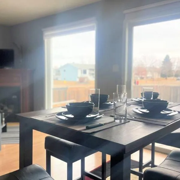 Spacious Duplex, hotell i Camrose