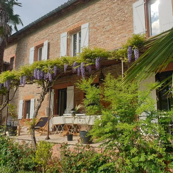 Chambre de charme dans une propriété du 18ème、Eaunesのホテル