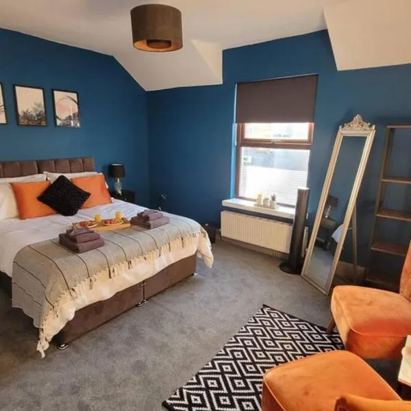Near beach, Modern and Spacious 4 Bedroom House, Hot Tub, Wifi, Netflix, Parking, hotel en Paignton