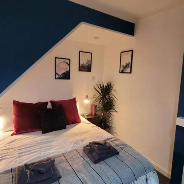 Near beach, Modern and Spacious 4 Bedroom House, Hot Tub, Wifi, Netflix, Parking, khách sạn ở Paignton