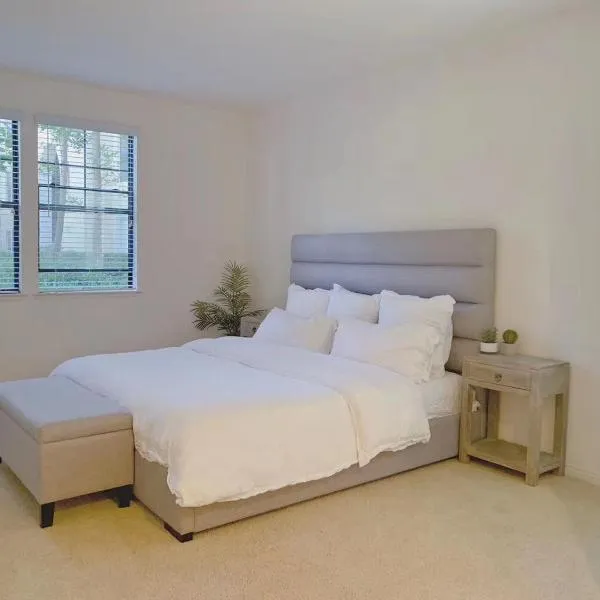 Irvine 2Bedroom 2 Bathroom Apartment with Kitchen Pool gym, khách sạn ở Irvine