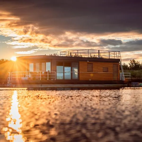 Floatinghouses Bärwalder See, hotel in Klitten