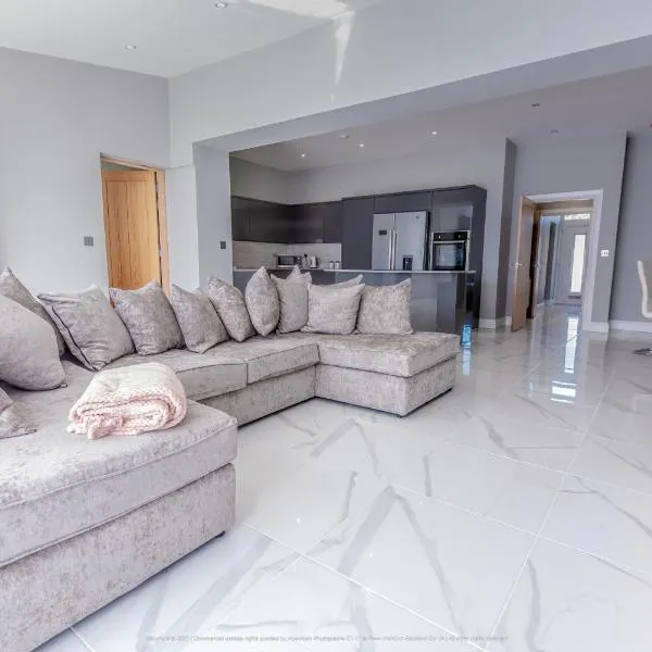 Beautiful modern open plan living with Hot Tub, hotel v destinaci Kelty