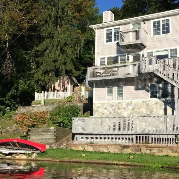 Large family house on the lake, отель в городе Hewitt