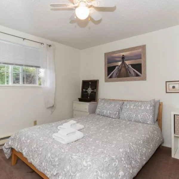 Contemporary, marine 2bd/1ba Apartment C in Kent, hotel in Kent