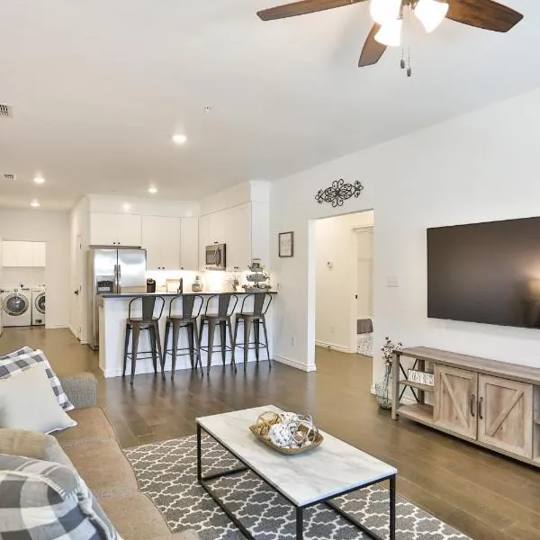 Hill Country Haven a Modern Rustic - 2 Bedroom 2 Bathroom Townhouse off Main Street, hotel v destinaci Fredericksburg