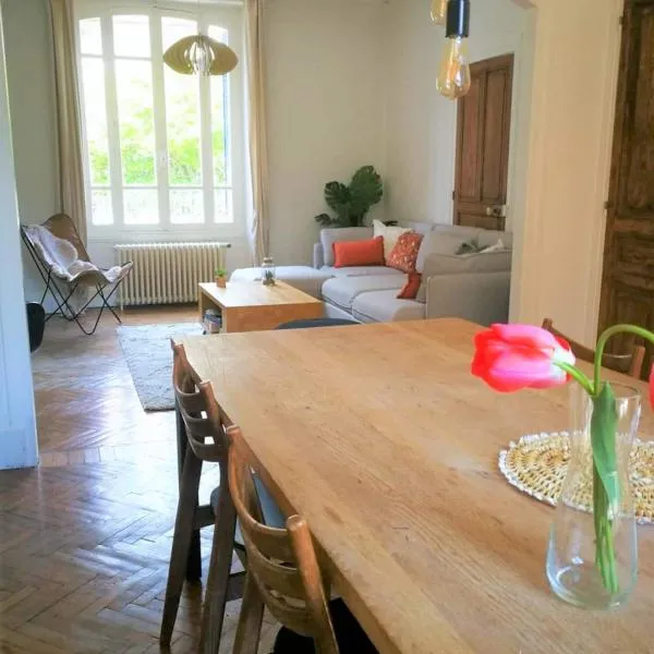 Charmante maison bourguignonne avec grand jardin et parking, хотел в Монбар