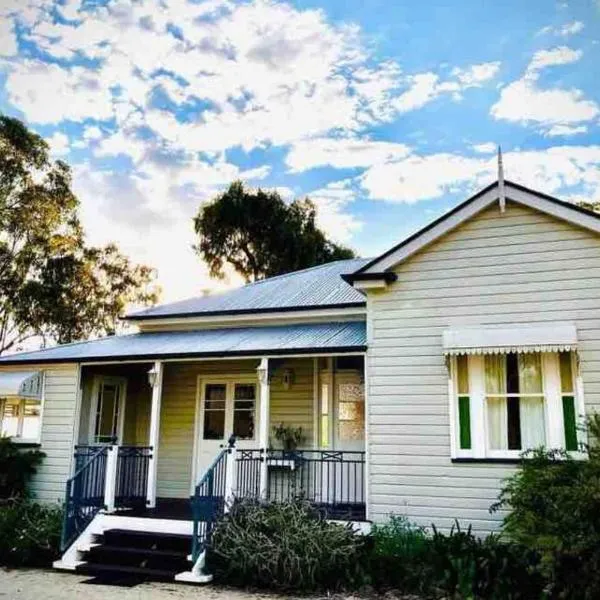 Montrose Farm Stay - Charming 2 bedroom cottage、Goomburraのホテル