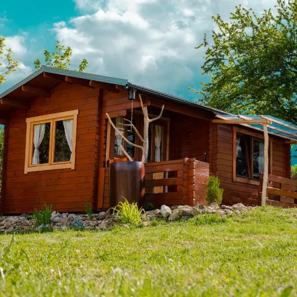Cozy wood hut on the farm, hotell i Třebívlice