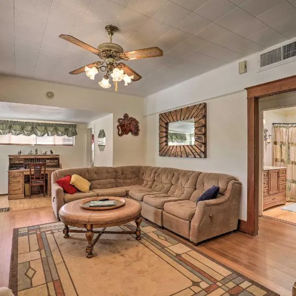 Bisbee Home Less Than half Mi to Park and Tennis Courts!, hotel v destinaci Bisbee