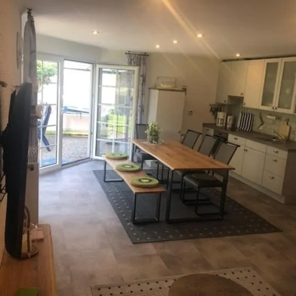 Bungalow 6091 in Tossens, hotel v destinaci Tossenserdeich