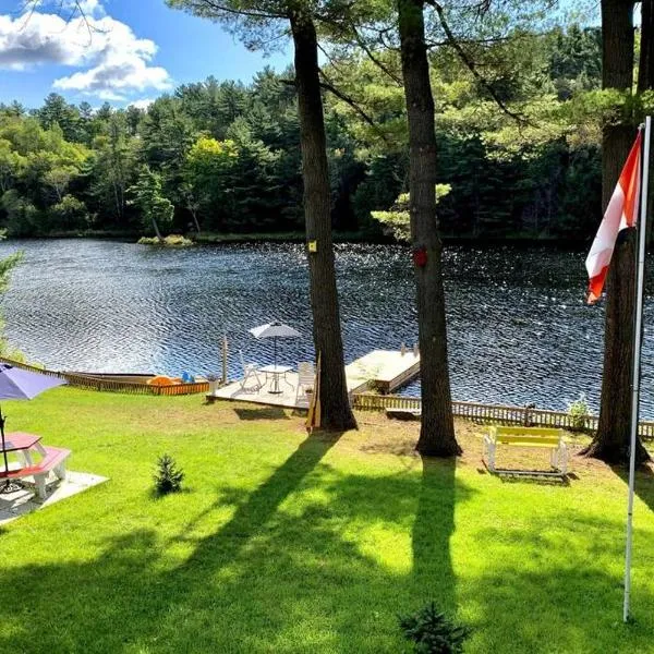 Waterfront 3-bedroom cottage with great view, hotel v mestu Parry Sound