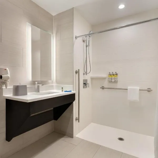 Holiday Inn Express JFK - photo 3