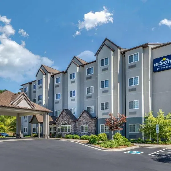 Microtel Inn & Suites Dillsboro/Sylva، فندق في ديلسبورو