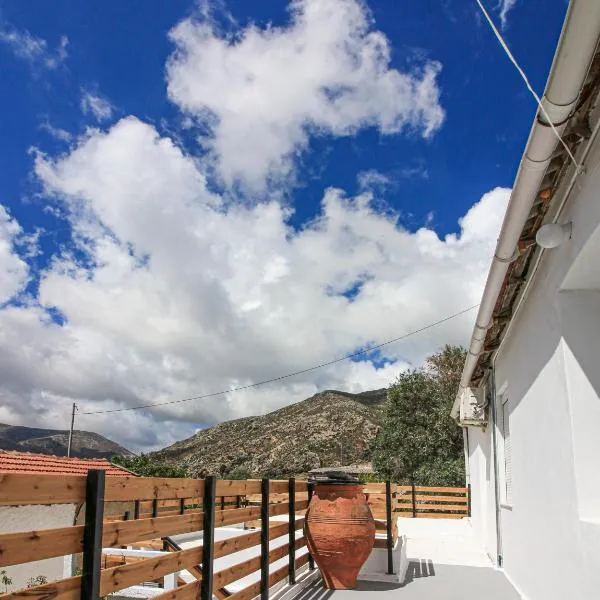 Casa Elafonisi N2-10min from the beach, hotel in Plokamianá