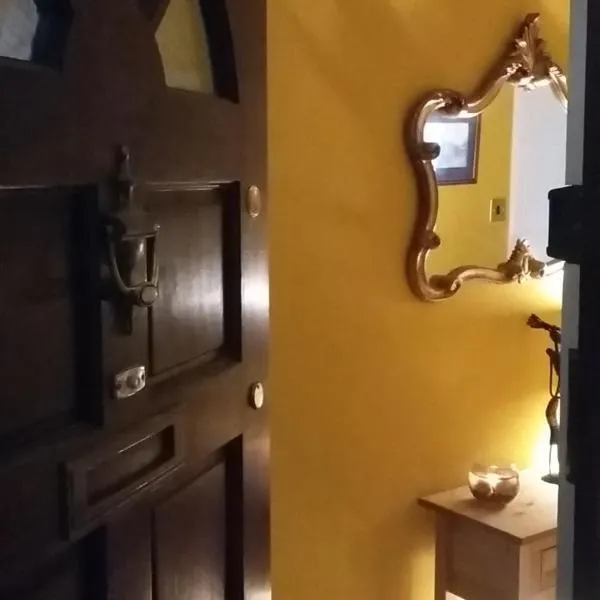 Edinburgh TWO BEDROOM apartment with free side street parking 24 hours, hotel in Edinburgh