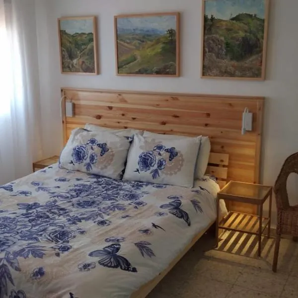Jordan Valley one room apartment, готель у місті Menaẖemya