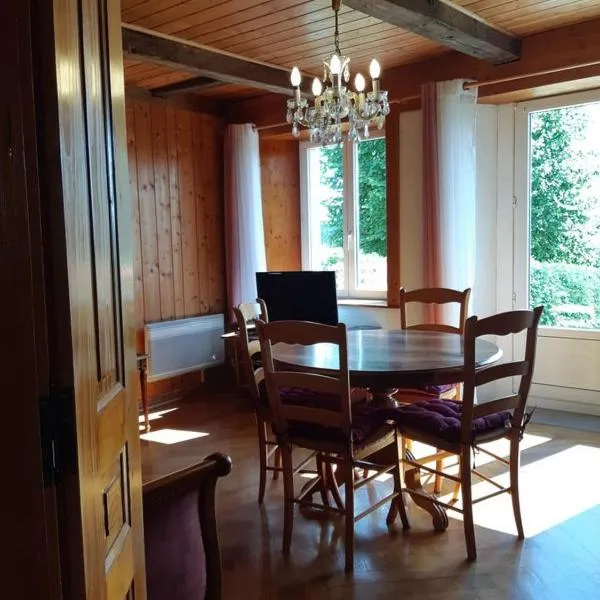 Gîte La petite maison horlogère jacuzzi & sauna , prêt de raquettes des neiges, hotel in Les Fontenelles