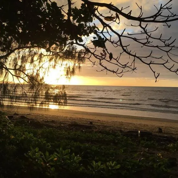 Daintree Beach Studio - BEACH FRONT ACCOMMODATION, hotel in Wonga