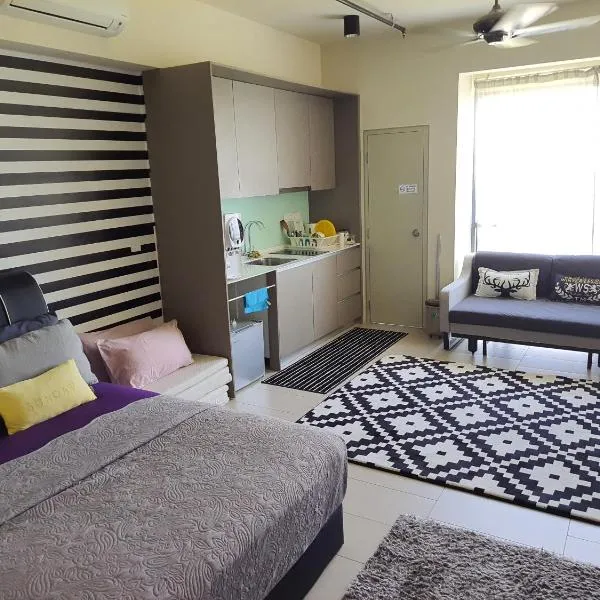 Mufasa Suites at Tamarind Suites with Wifi Netflix Cuckoo Fridge, отель в городе Сайберджая