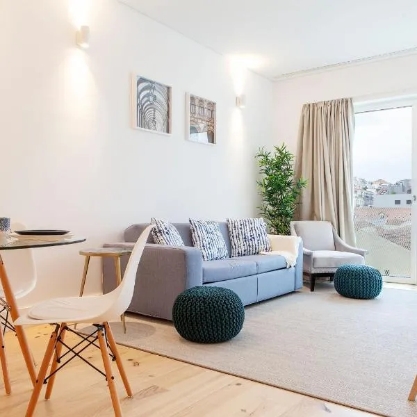 Modern One Bedroom Flat with Kitchen by LovelyStay: Lizbon'da bir otel