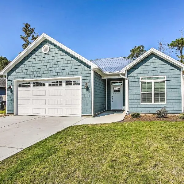 Recently Built Oak Island House with Golf Cart!, hotell i Oak Island