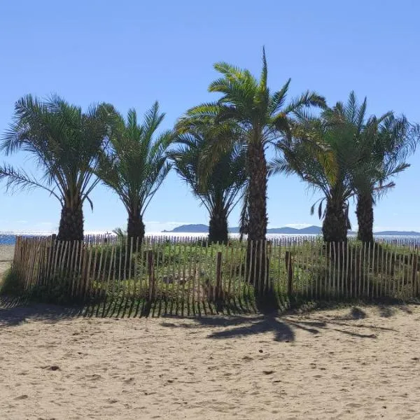 chambres bleues côté plage et aéroport climatisées et parking gratuit, hotel a Hyères