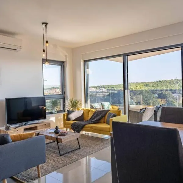 Apartment Emarin, מלון בבניולה