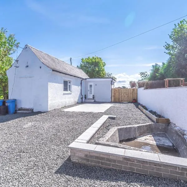 Lovely 1-Bed Cottage in Kelty with Hot Tub、Keltyのホテル