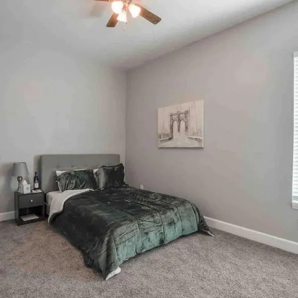 Entire House-Comfy/Close to Downtown/Ybor, hotel in Tampa