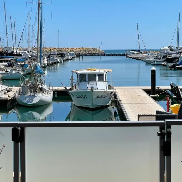 Mariner's Cove ~ Luxe Waterfront Apartment, hotel in Mindarie