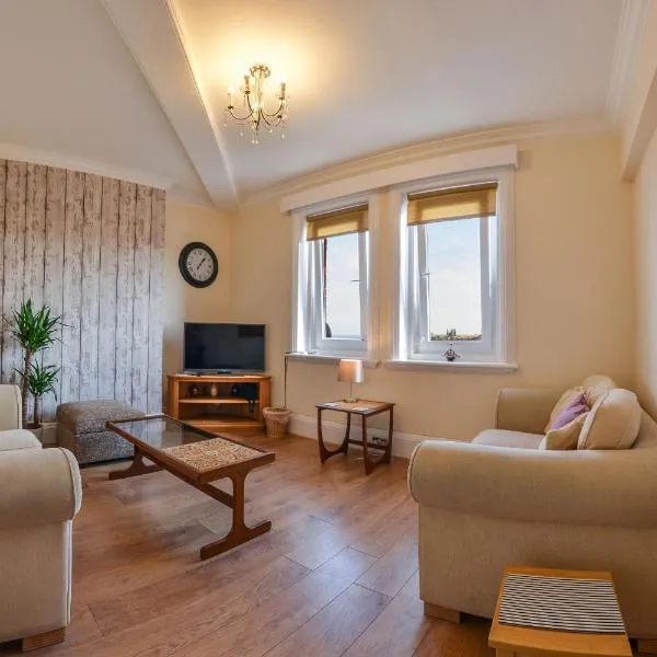 The Whitby Prospect, large apartment with stunning views, 2 mins from beach, hotel in Whitby