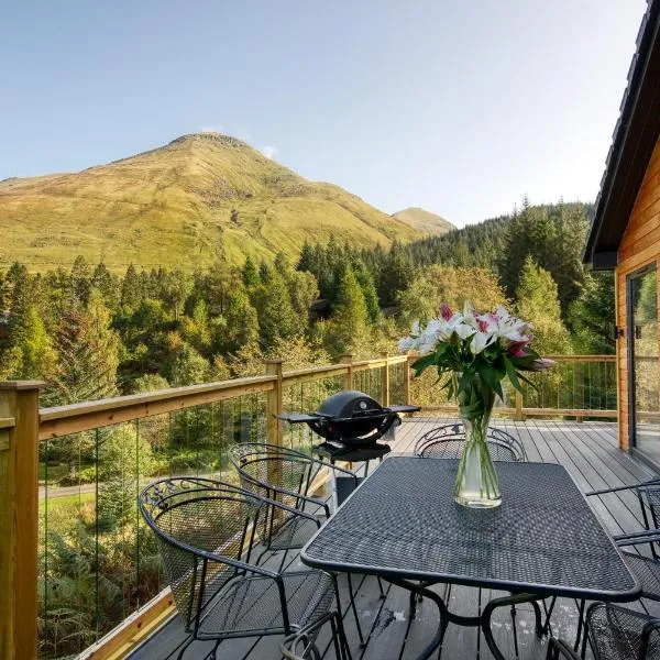 Stunning 5 star lodge with loch and mountain views, hotel in Crianlarich