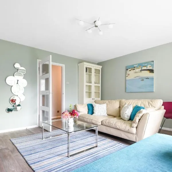 Surbiton modern 2 bedroom flat with parking, khách sạn ở Surbiton