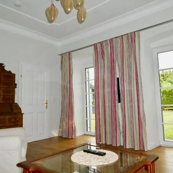 Cozy Apartment Steyr Mitte, ruhig, Parkplatz, Terasse, 2 Schlafzimmer, WLAN, hotel in Steyr