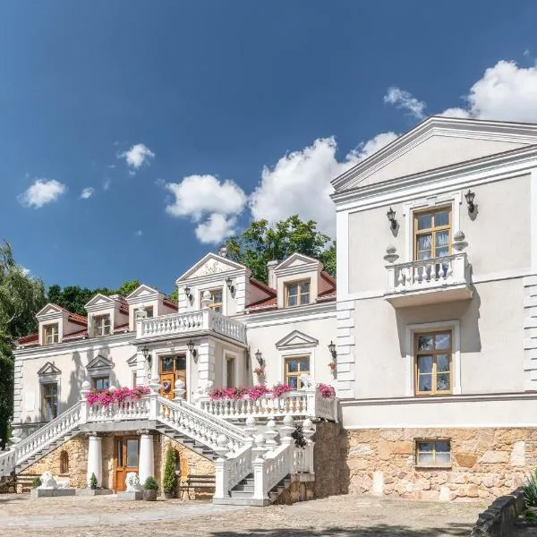 Pałac Tarnowskich Hotel & Restauracja & SPA، فندق في Jędrzejów