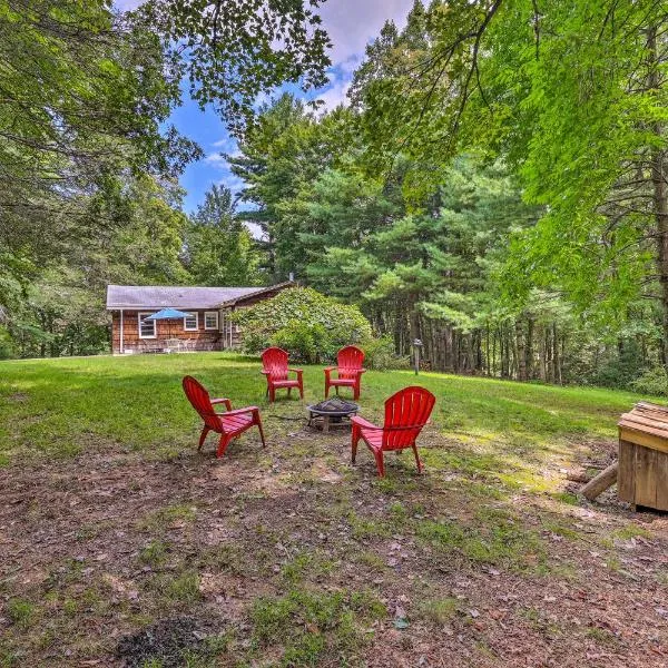 Peaceful Roaring Gap Retreat with Fire Pit and Patio!, hotel sa Glade Valley