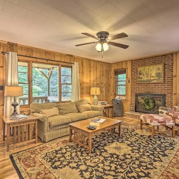 Near Hiking Roaring Gap Retreat with Fire Pit!, hotel v destinaci Roaring Gap